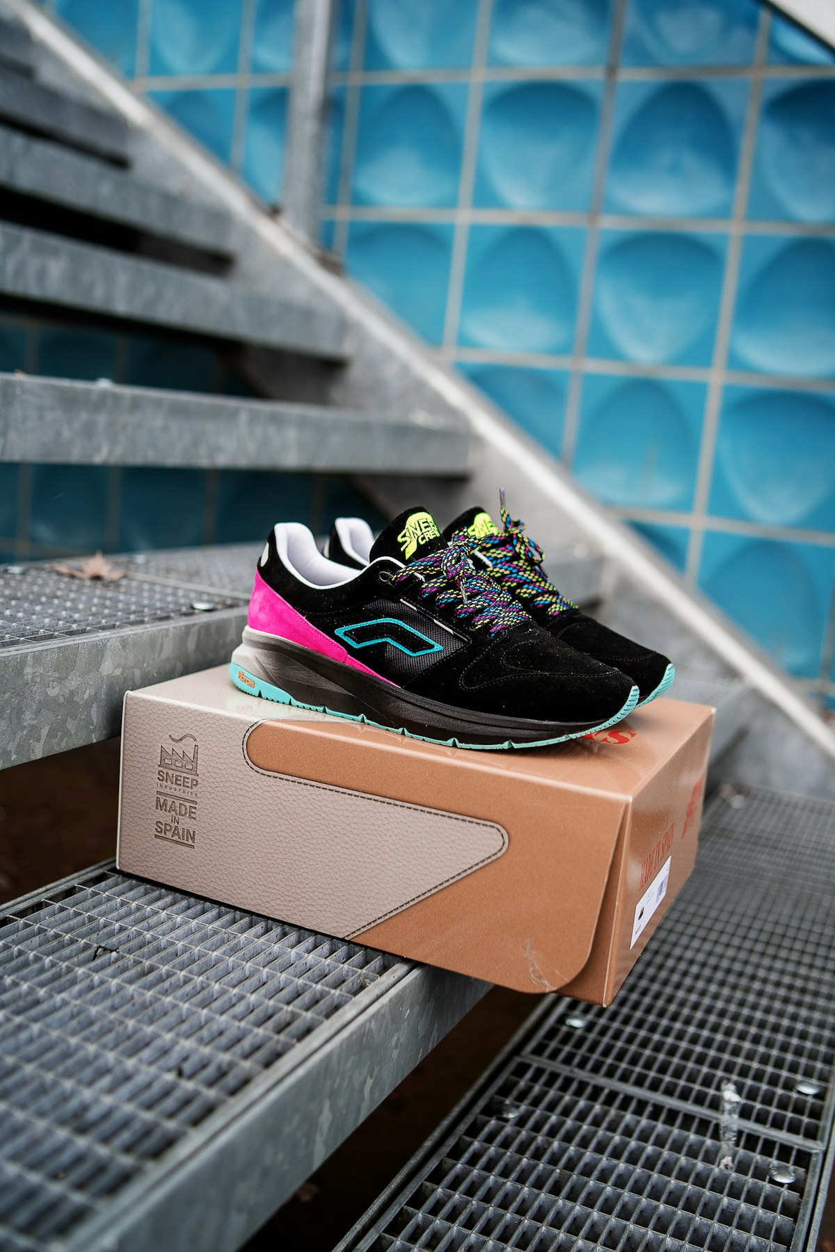 حذاء رياضي أسود وأبيض