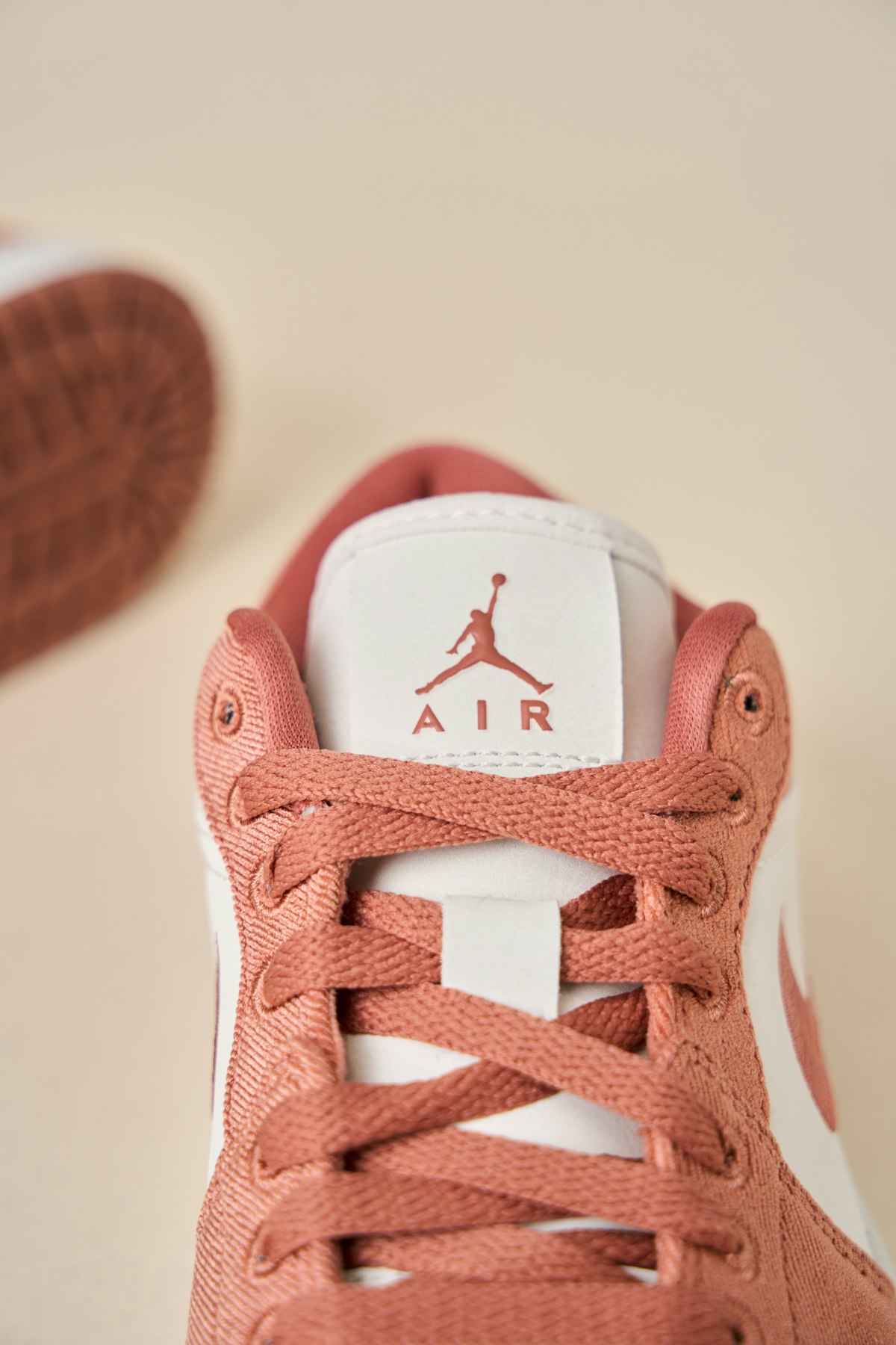 حذاء رياضي وردي وأبيض